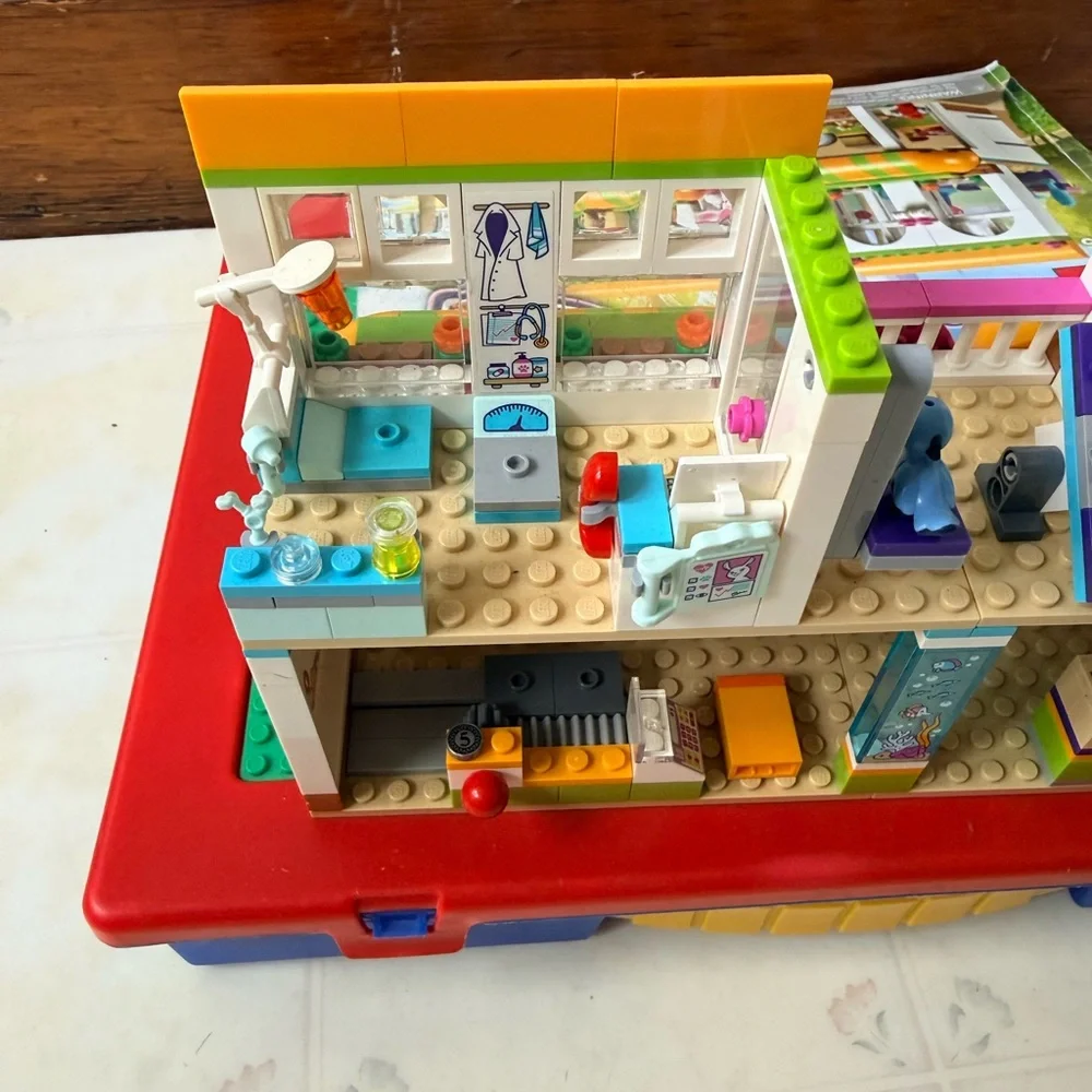 95% complete LEGO Friends Heartlake City Pet Center 41345 with Manuel - Picture 5 of 10